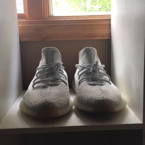 Selling Yeezy boost 350s, 350$ size 10 worn once